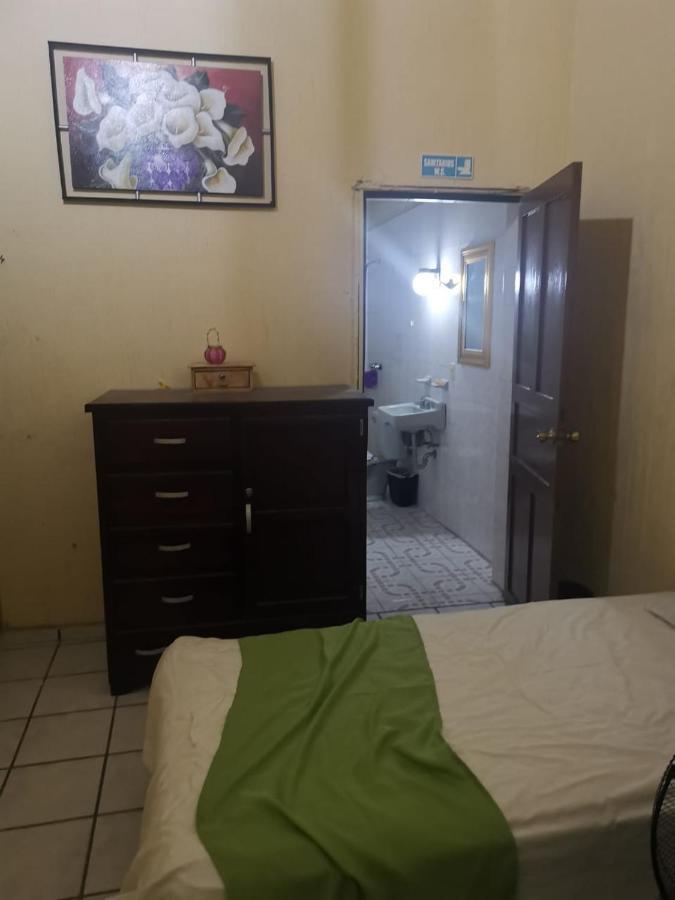 Hostal Guadalajara Buitenkant foto